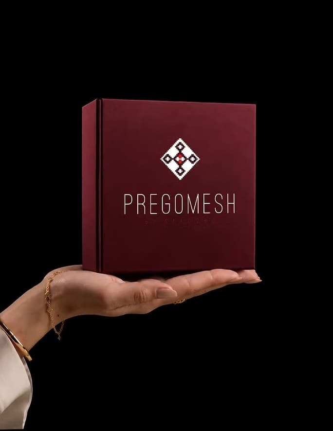 Pregomesh gift box held on an open hand